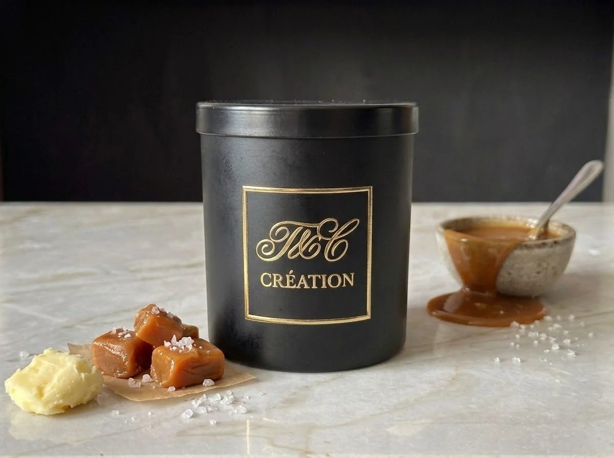 Bougie Caramel Doré T&C Création sur marbre blanc, avec caramels au beurre salé, beurre et sauce caramel